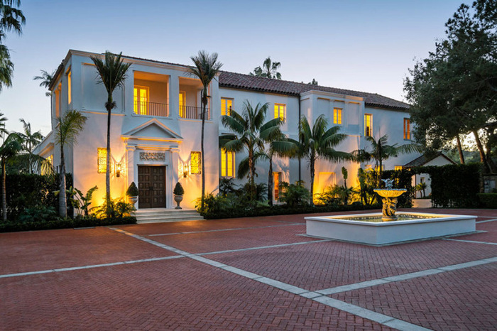 136-tony-montanas-scarface-mansion-is-up-for-sale-for-34-million-usd-4