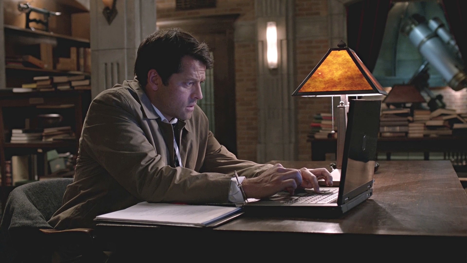 Глава 24 кас. Castiel Supernatural. Кастиэль за ноутбуком. Кастиэль с ангельским клинком.