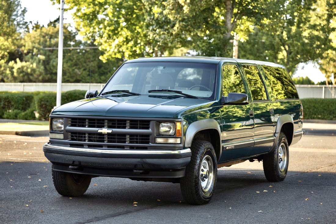 1995_Chevrolet_Suburban_003