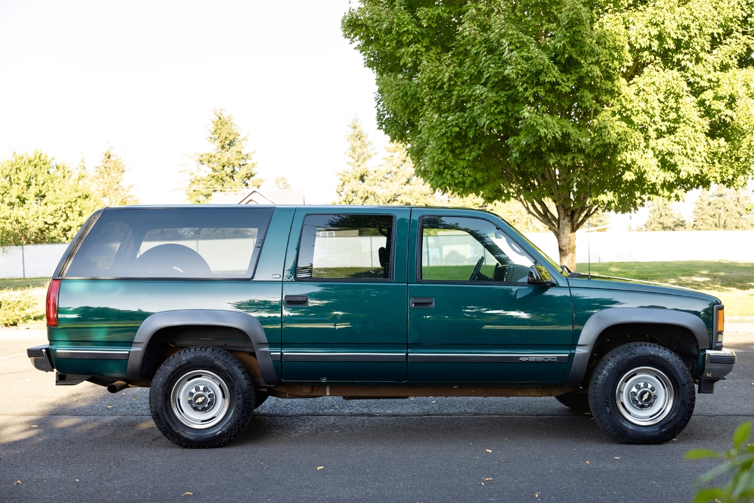 1995_Chevrolet_Suburban_011