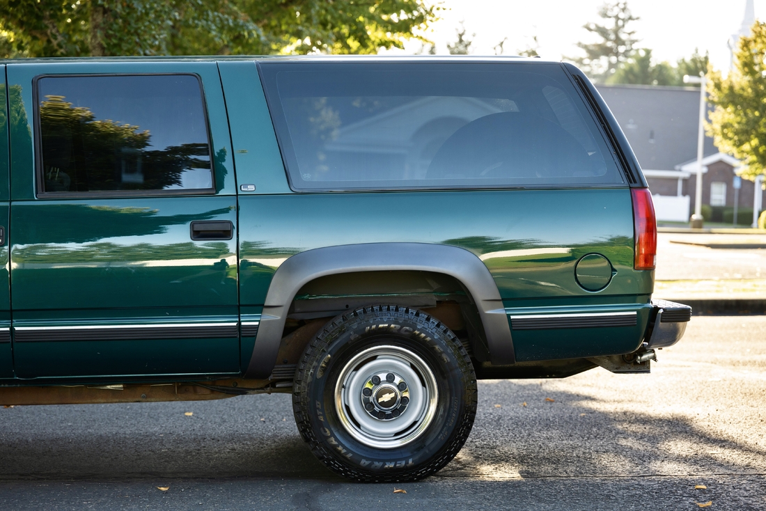 1995_Chevrolet_Suburban_016