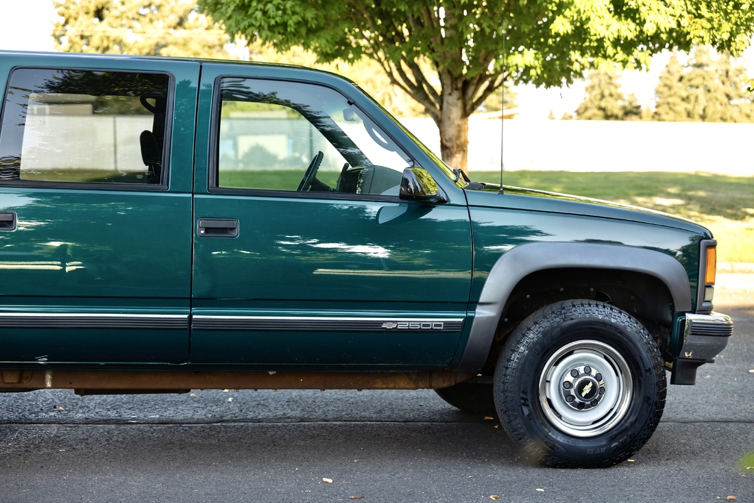 1995_Chevrolet_Suburban_018
