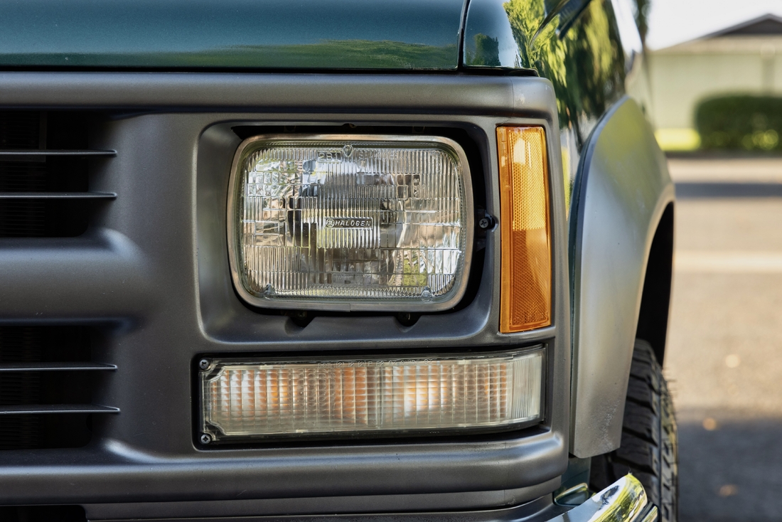 1995_Chevrolet_Suburban_020