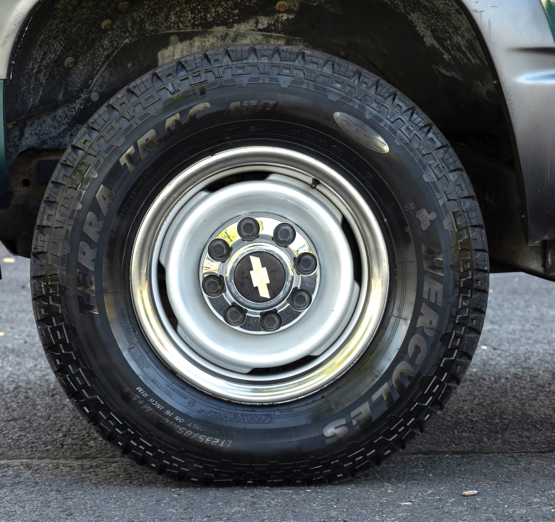 1995_Chevrolet_Suburban_036