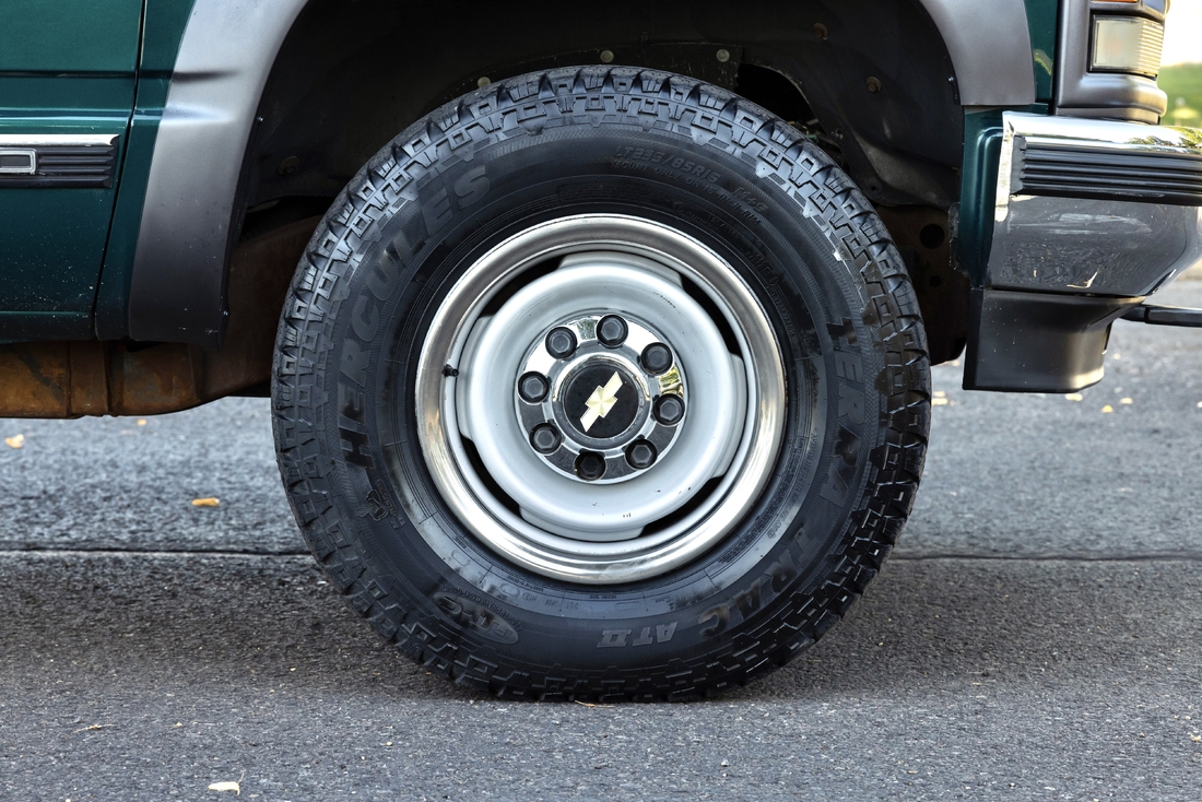 1995_Chevrolet_Suburban_038