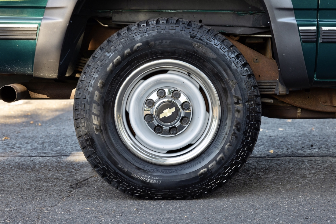 1995_Chevrolet_Suburban_039