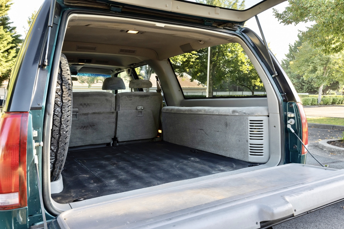 1995_Chevrolet_Suburban_063