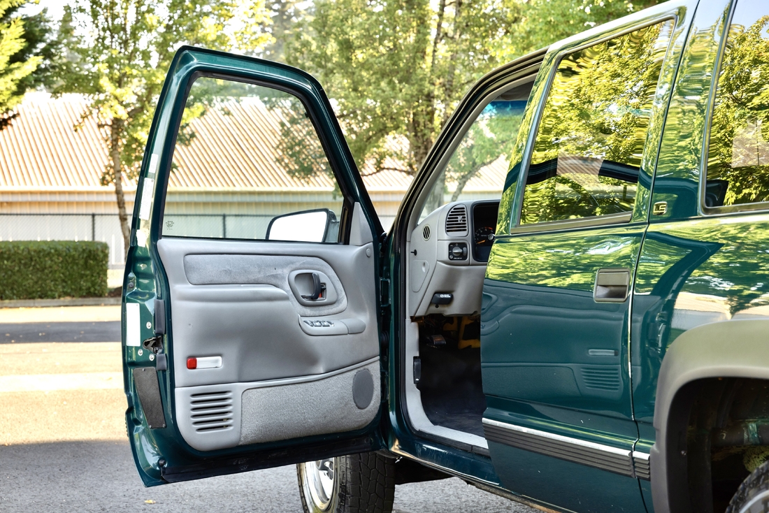 1995_Chevrolet_Suburban_066