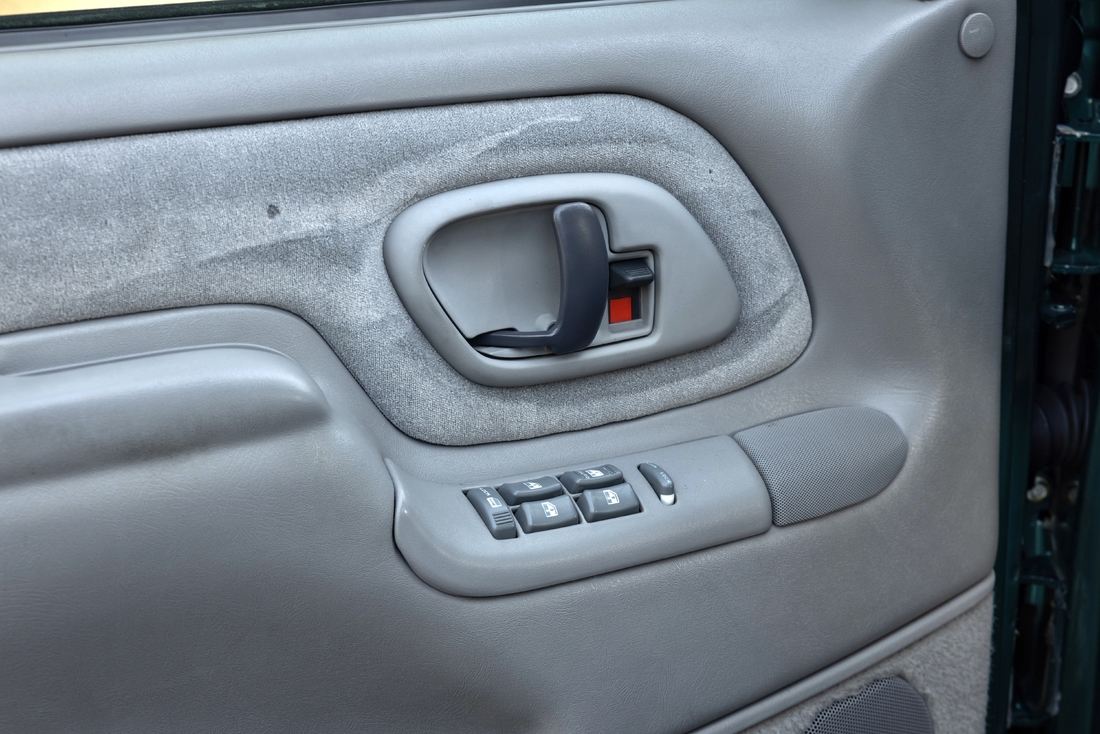 1995_Chevrolet_Suburban_067