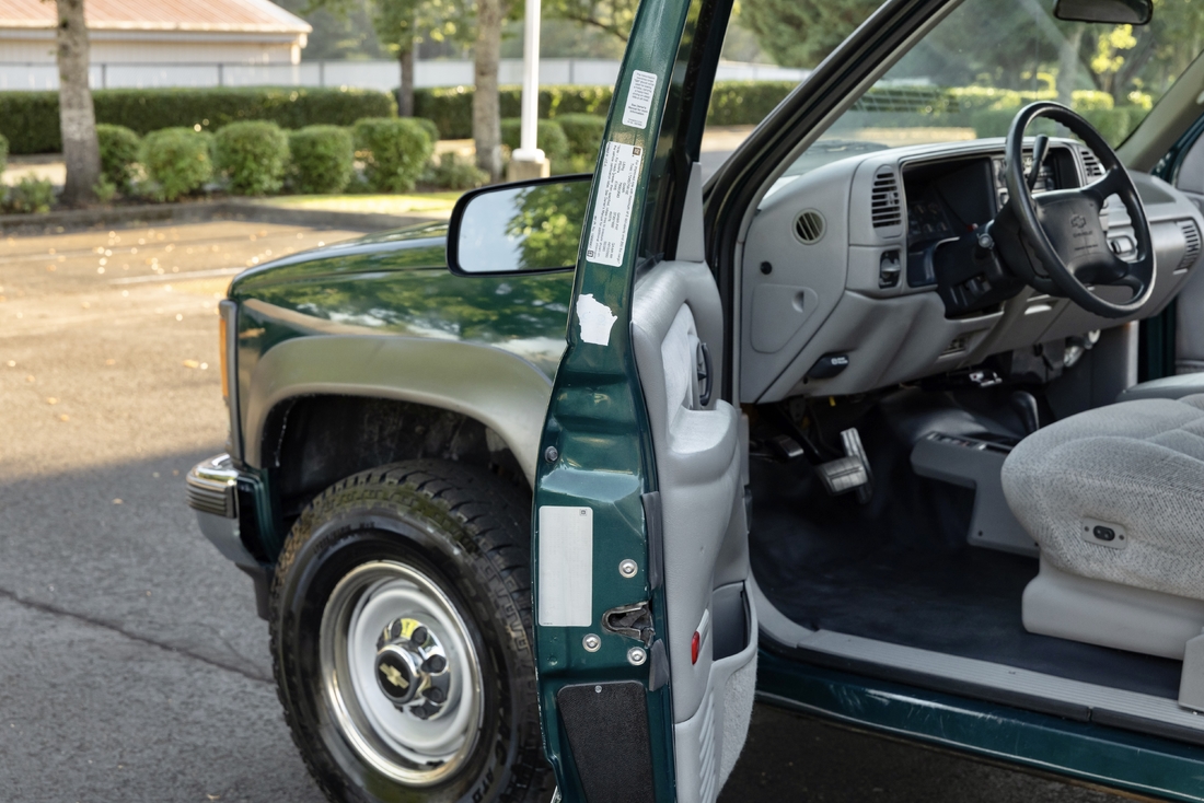 1995_Chevrolet_Suburban_071