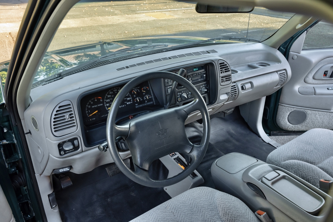 1995_Chevrolet_Suburban_076