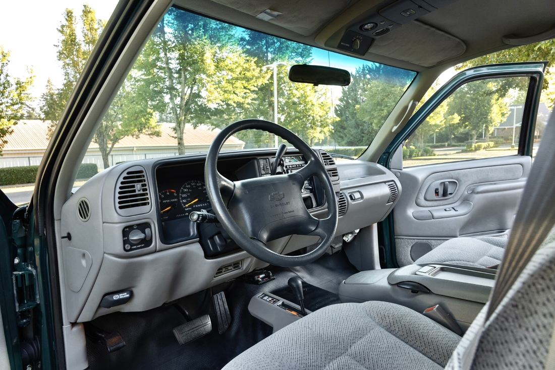 1995_Chevrolet_Suburban_075