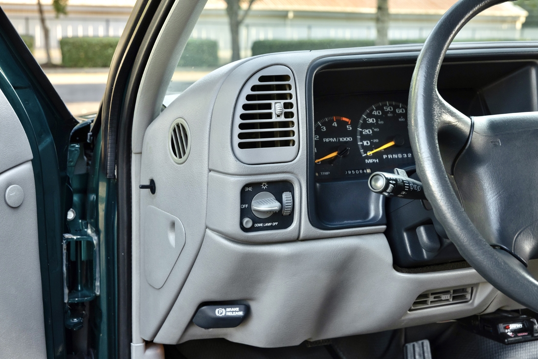 1995_Chevrolet_Suburban_077