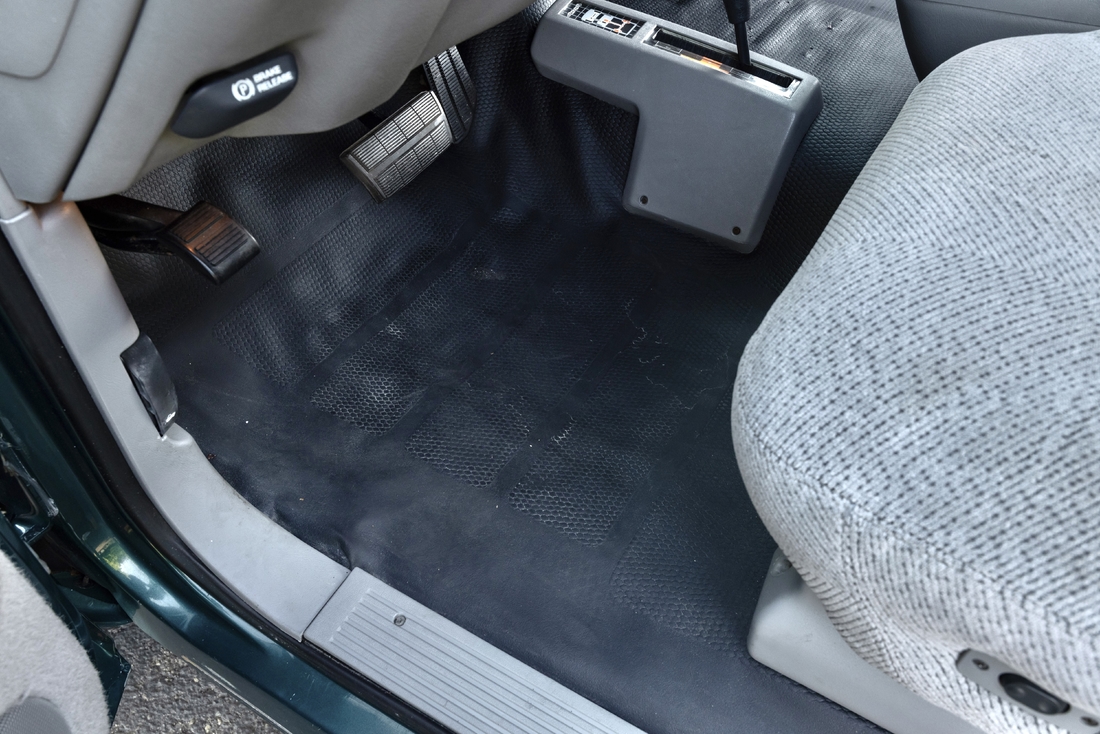 1995_Chevrolet_Suburban_078