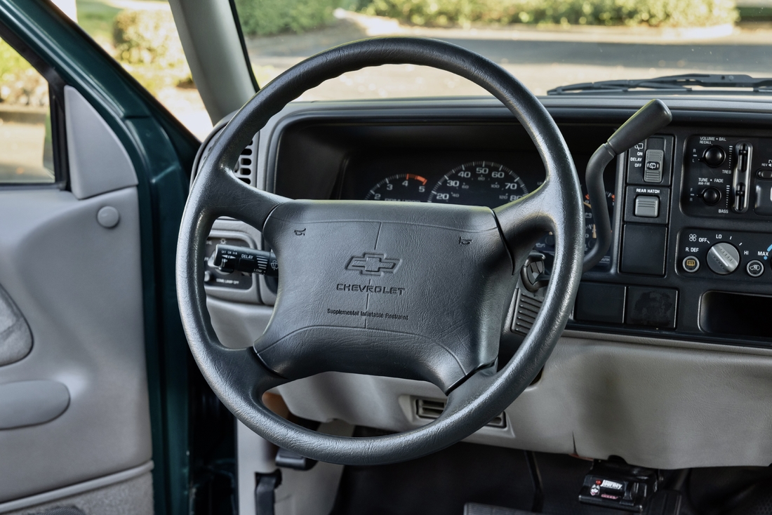 1995_Chevrolet_Suburban_084