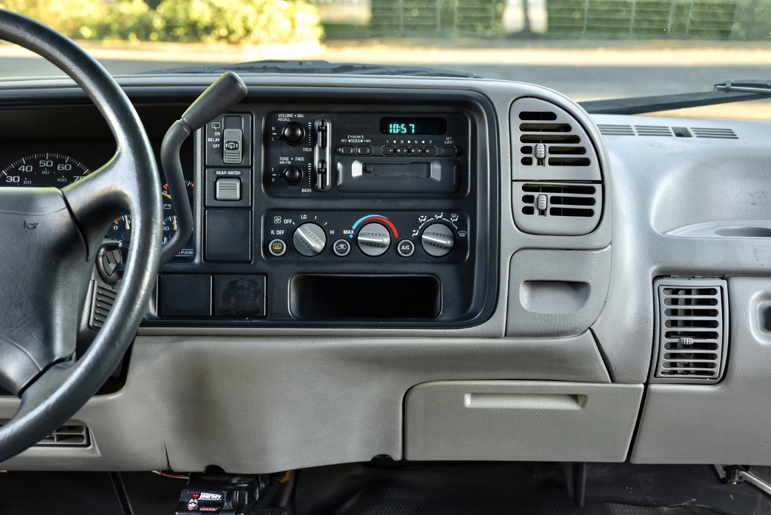 1995_Chevrolet_Suburban_083