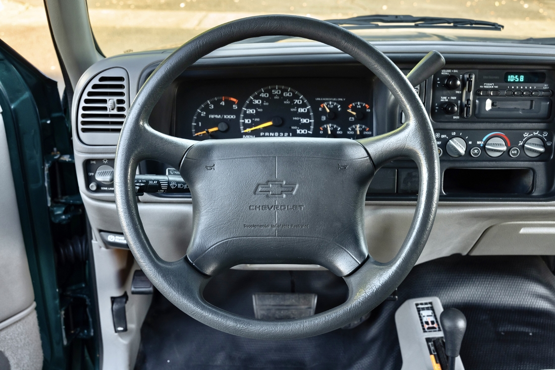 1995_Chevrolet_Suburban_085