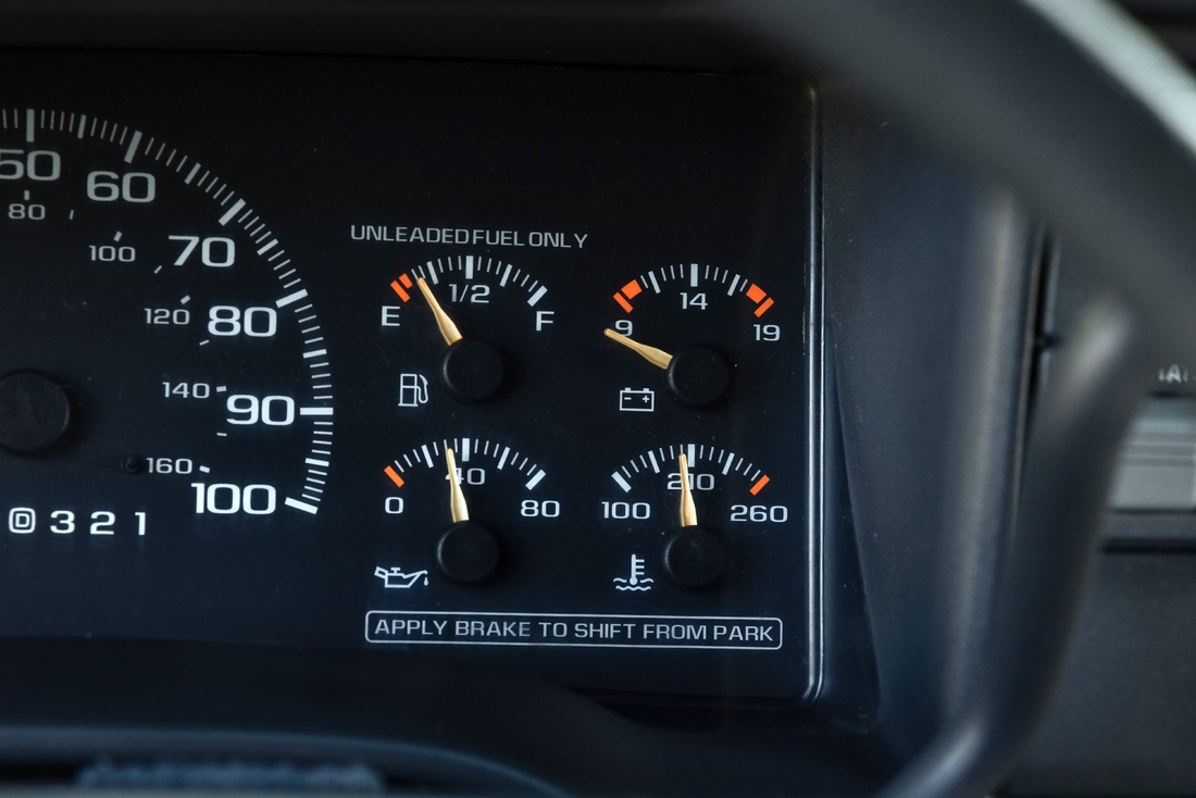 1995_Chevrolet_Suburban_089
