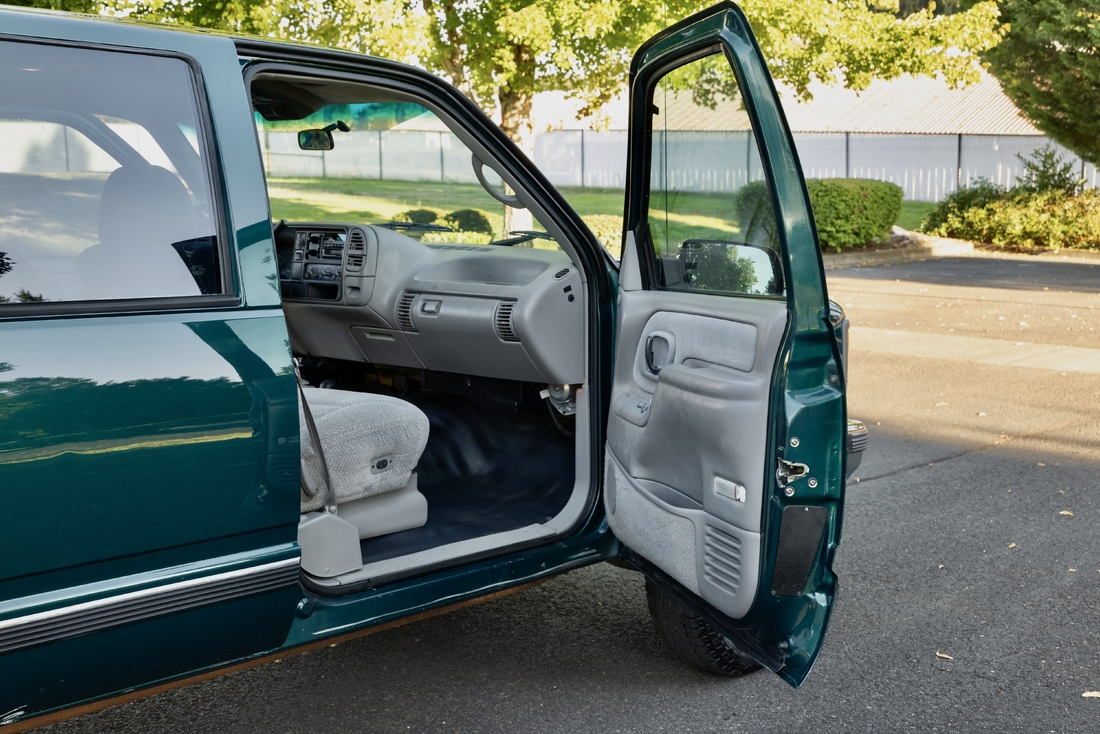 1995_Chevrolet_Suburban_097