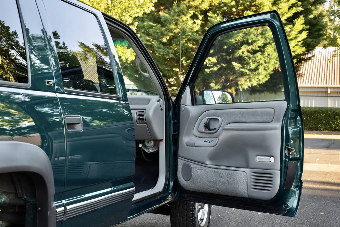 1995_Chevrolet_Suburban_094