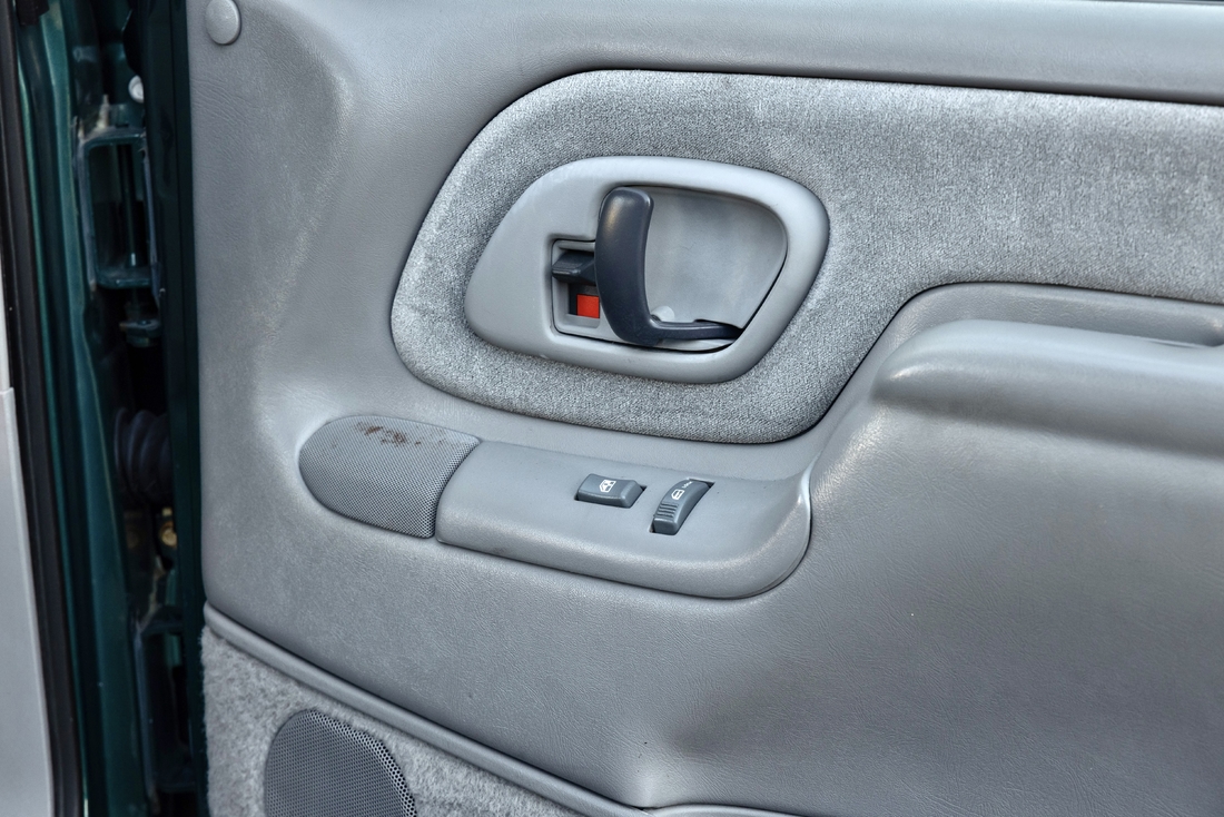 1995_Chevrolet_Suburban_095