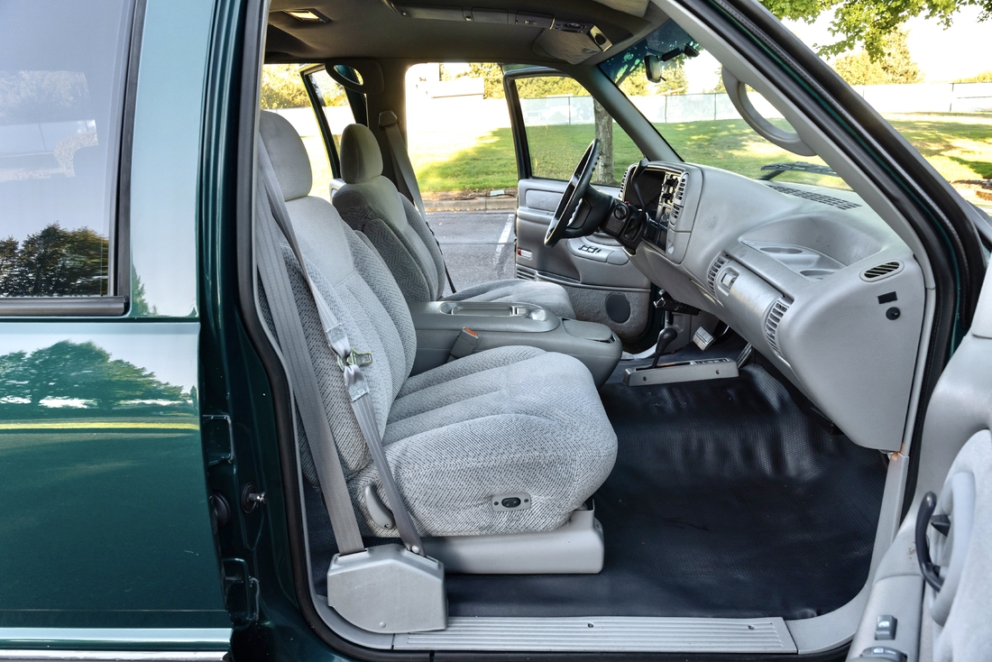 1995_Chevrolet_Suburban_099