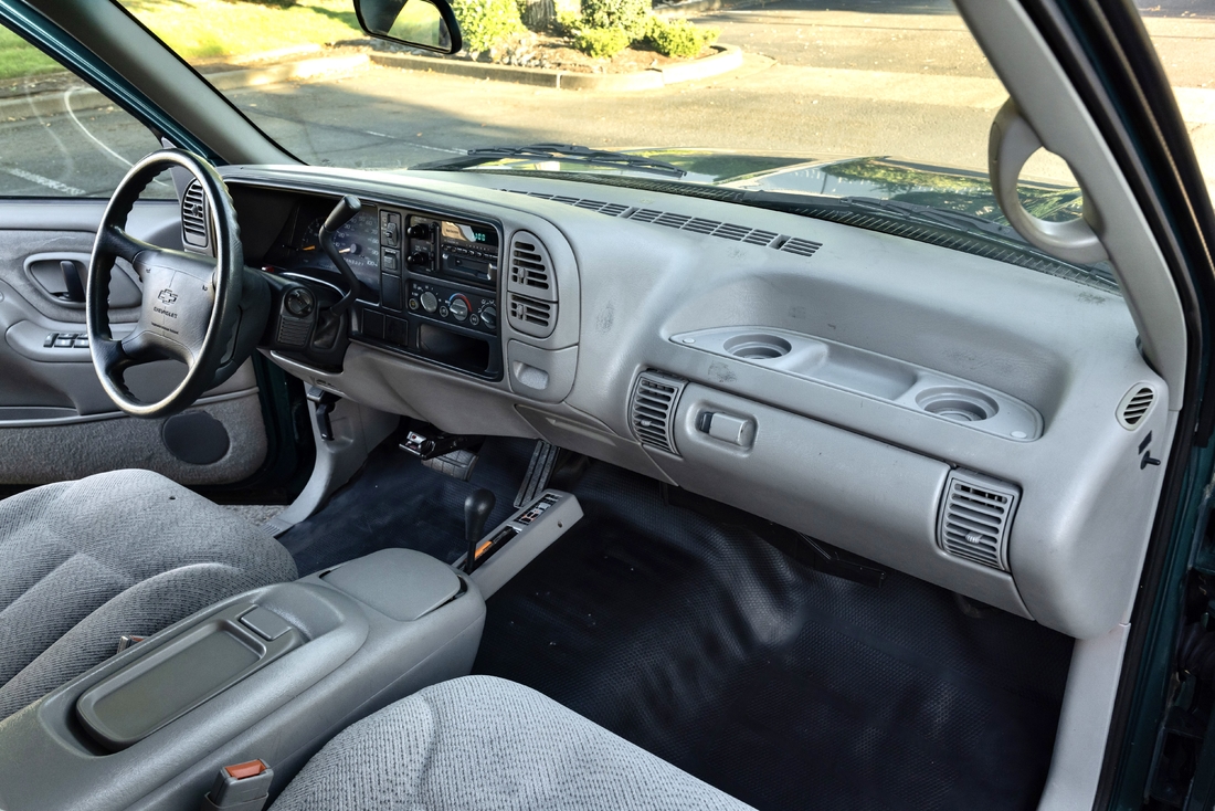 1995_Chevrolet_Suburban_101