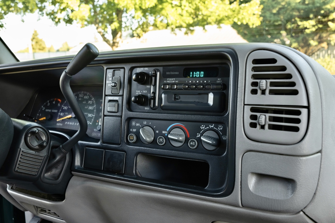 1995_Chevrolet_Suburban_105