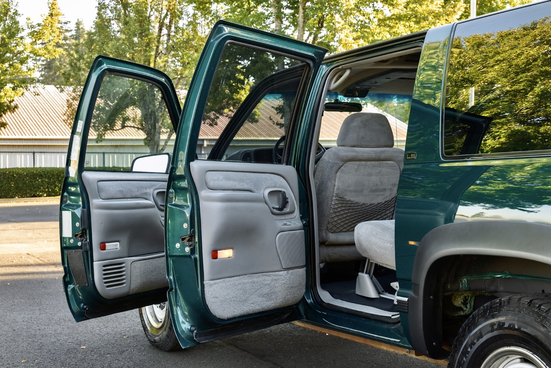 1995_Chevrolet_Suburban_111