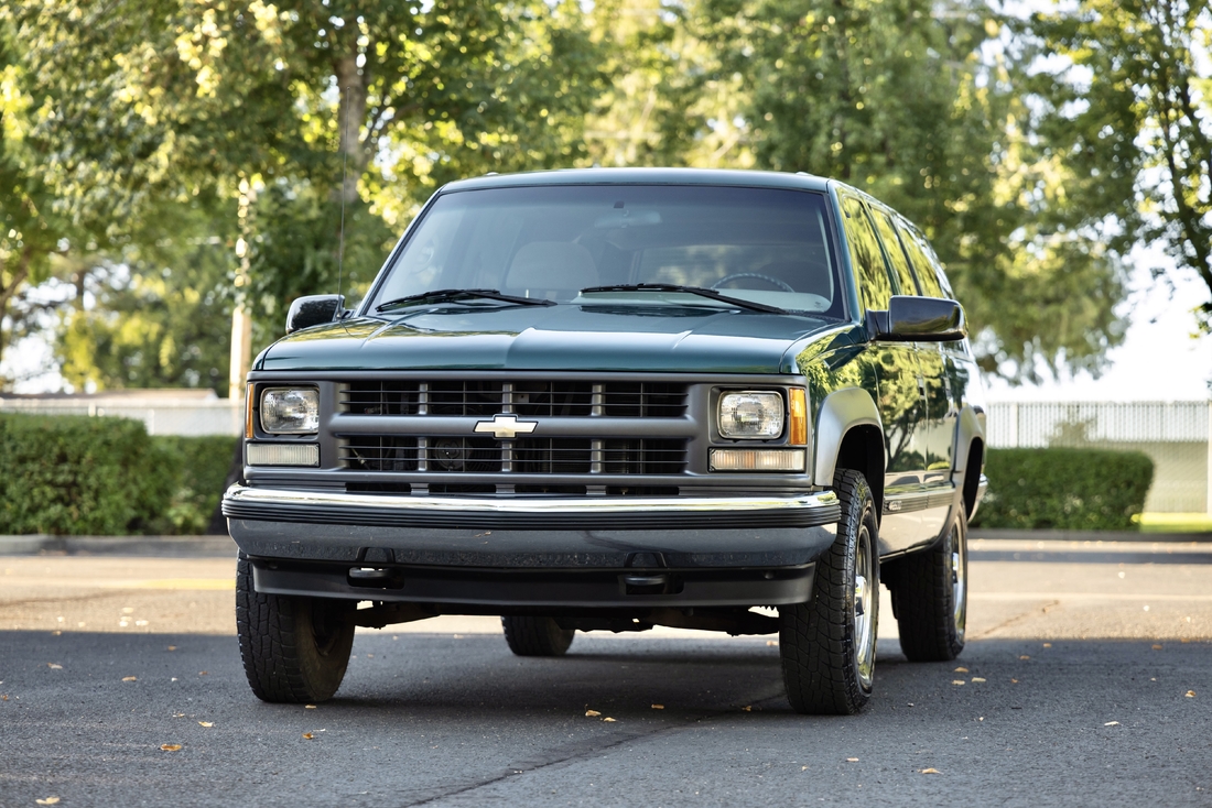 1995_Chevrolet_Suburban_002